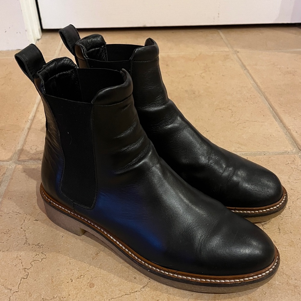 Everlane Italian Leather Chelsea Boots. 8